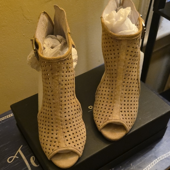 Beautiful Suede Tan Peep-Toe Ankle Boots W Zip Back Comfy And Soft - Picture 1 of 7